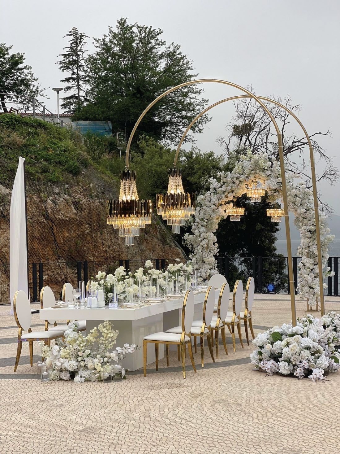 Marina Bay Vlore — Blumenbogen mit Kronleuchtern