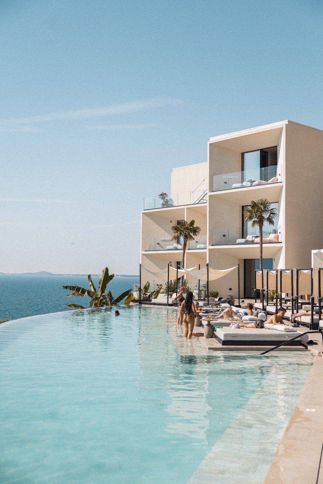 Nobus Hotel & Spa — Außenansicht mit Pool